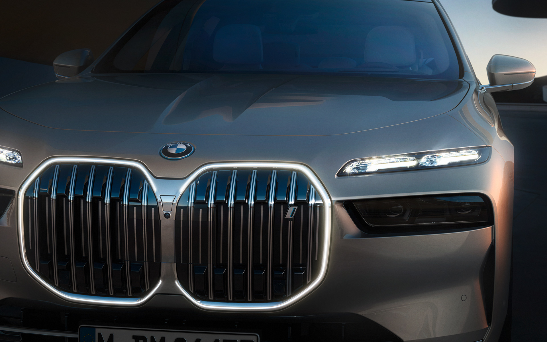 BMW i7 Sedan G70 תאורת Iconic glow דולקת בגריל הכליות